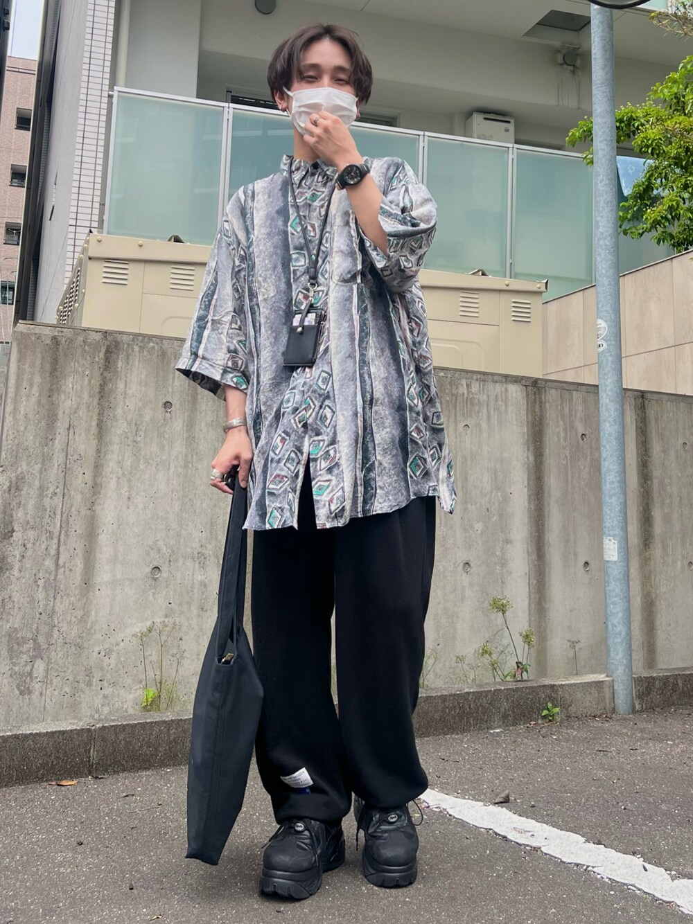 「厚底シューズ、シャツスタイル、古着MIX、初夏コーデ、モノトーン、休日スタイル、プチプラ、韓国ファッション、シンプルコーデ、ビッグシルエット、shein、トートバッグ、スウェットパンツ、ワントーンコーデ」｜「usedのアイテム（シャツ/ブラウス、ブラック系）」を使った、かわぐちのりひささん（メンズ・168cm）の春コーディネートの1枚目の写真