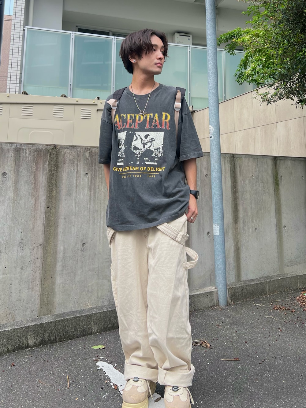 「デニム、ストリート、淡色コーデ、オーバーオール、ビッグシルエット、フェススタイル、ロゴT、お出かけコーデ、アウトドアスタイル、夏コーデ、スニーカー、プチプラ、モノトーン、低身長コーデ、アツいコーデ全部見せ」｜「LAKOLEのピグメントバンド半袖T / 197603（Tシャツ/カットソー、グレー系）」を使った、かわぐちのりひささん（メンズ・168cm）の夏コーディネートの1枚目の写真