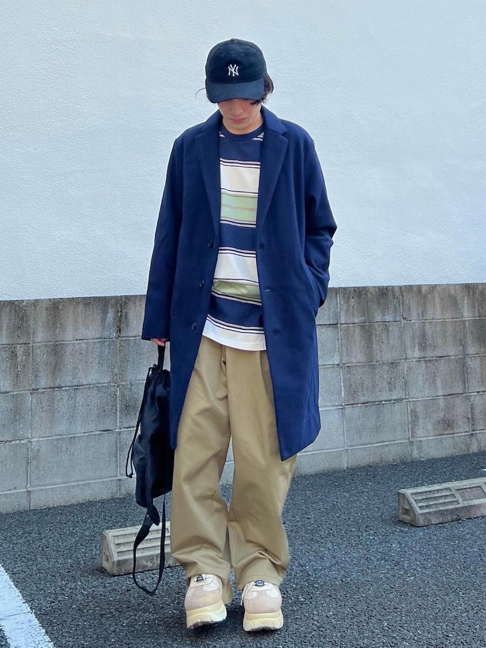「ファッションを楽しもう、ビッグシルエット、レイヤードスタイル、厚底シューズ、お出かけコーデ、プチプラ、コート、スニーカー、きれいめカジュアル、冬コーデ、グリーンコーデ、ナップサック、キャップ、チェスターコート、低身長コーデ」｜「LOWRYS FARMのアイテム（キャップ、ブラック系）」を使った、かわぐちのりひささん（メンズ・168cm）の秋コーディネートの1枚目の写真