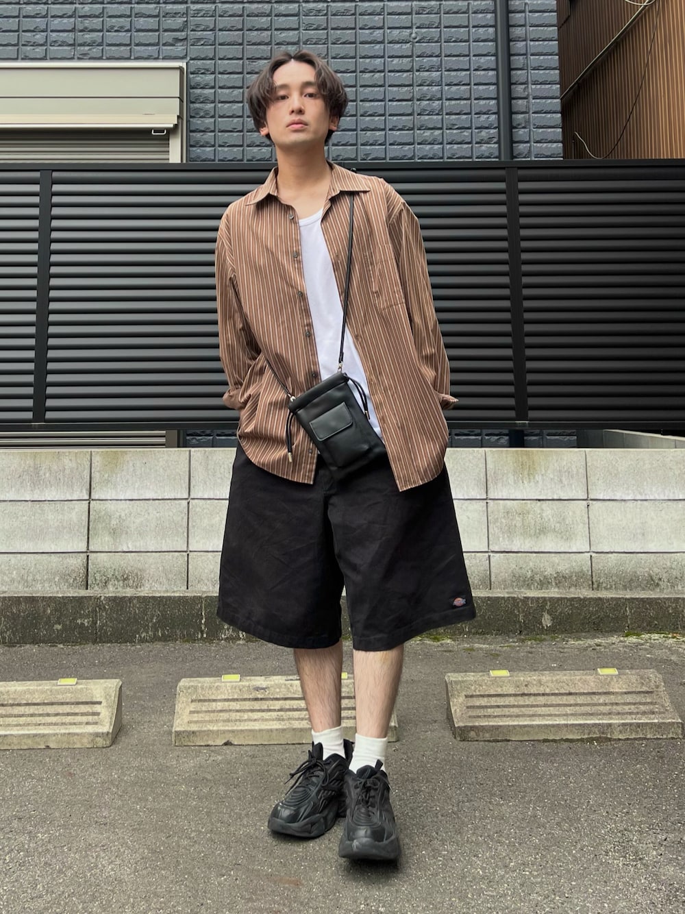 「休日スタイル、プチプラ、低身長コーデ、ショルダーバッグ、ストライプシャツ、ストリート、ビッグシルエット、レイヤードスタイル、淡色コーデ、ハーフパンツ、お出かけコーデ、きれいめカジュアル、ラフコーデ、古着MIX、スニーカー」｜「usedのアイテム（シャツ/ブラウス、ブラウン系）」を使った、かわぐちのりひささん（メンズ・168cm）の夏コーディネートの1枚目の写真