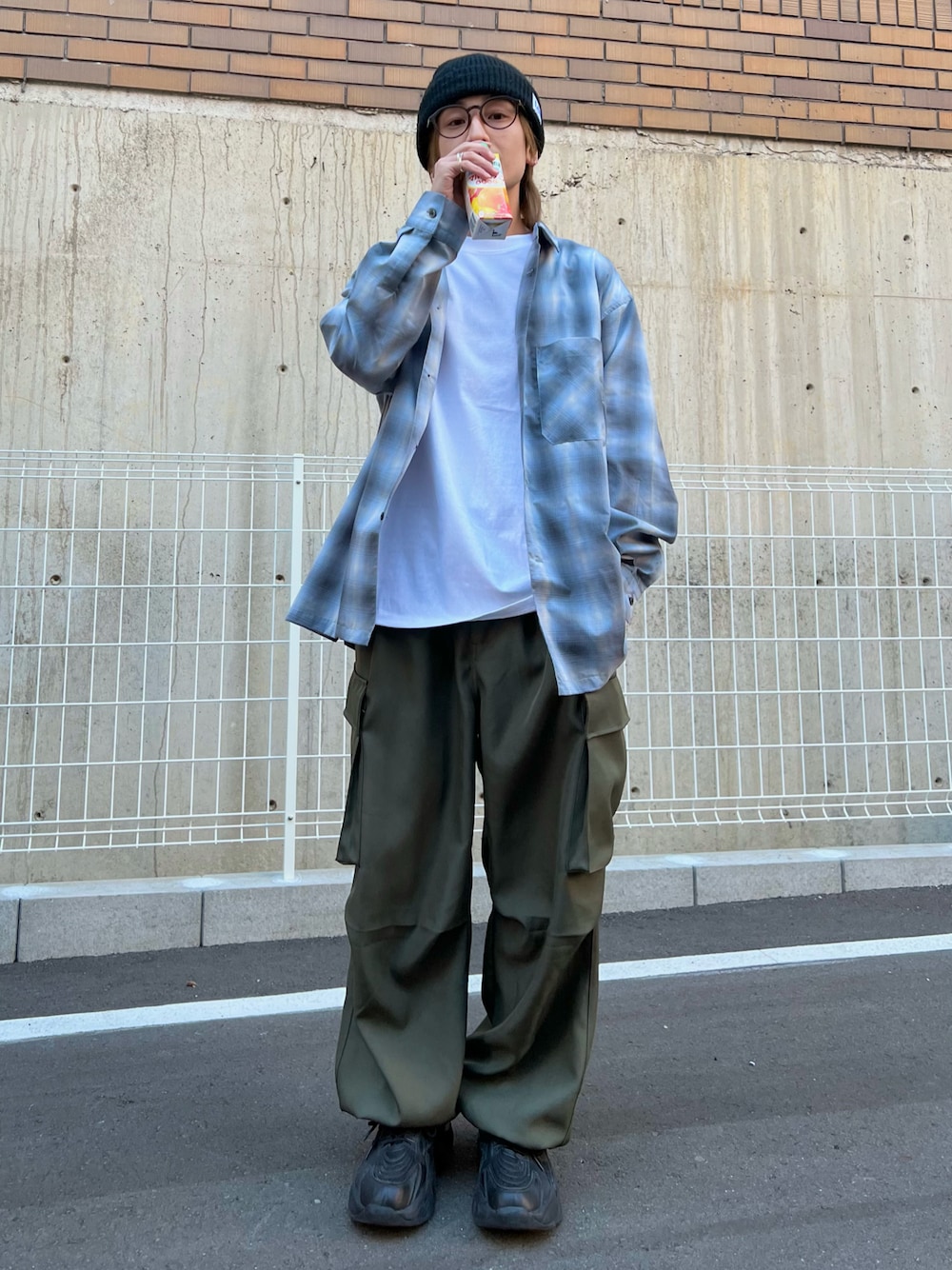 「レイヤードスタイル、カーゴパンツ、デートコーデ、プチプラ、スニーカー、メガネ男子、春夏コーデ、アウトドアスタイル、ロンT、シャツスタイル、パステルカラー、休日スタイル、キャップ、シンプルコーデ、韓国ファッション」｜「Leeの【Lee】WATCH CAP ACRYLIC / 【リー】ワッチ　キャップ　アクリル　オーバーライド（ニットキャップ/ビーニー、ブラック系）」を使った、かわぐちのりひささん（メンズ・168cm）の春コーディネートの1枚目の写真