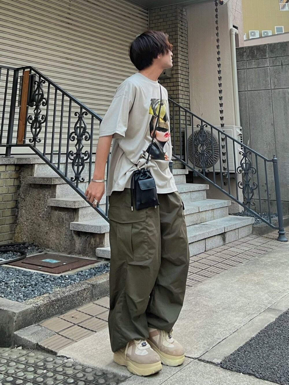 「みんなの白Tフェス、ストリート、淡色コーデ、ビッグシルエット、フェススタイル、韓国ファッション、ロゴT、お出かけコーデ、スニーカー、プチプラ、夏コーデ、ラフコーデ、低身長コーデ、デート、アツいコーデ全部見せ」｜「JEANASISの【JEANASIS×Q-TA】アートコラージュBIG TEE SS/971202（Tシャツ/カットソー、グレー系）」を使った、かわぐちのりひささん（メンズ・168cm）の夏コーディネートの1枚目の写真