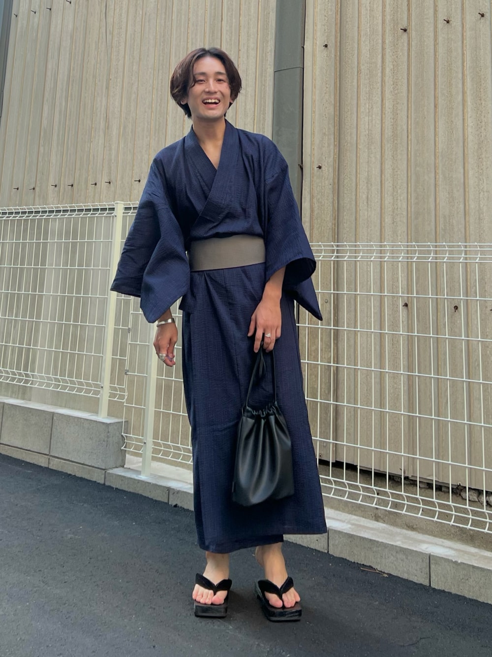「浴衣、お出かけコーデ、モノトーン、低身長コーデ、夏祭り、花火大会、夏コーデ、お洒落さんとつながりたい、プチプラコーデ、プチプラ、アツいコーデ全部見せ」｜「MONO-MARTの縞しじら織り浴衣 3点セット【浴衣＋帯＋下駄】（浴衣、ブルー系）」を使った、かわぐちのりひささん（メンズ・168cm）の夏コーディネートの1枚目の写真