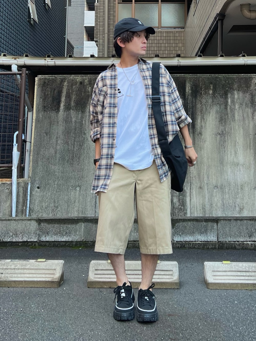 「シャツスタイル、ストリート、淡色コーデ、厚底シューズ、ショルダーバッグ、秋服準備はじめました、ロゴT、レイヤードスタイル、カラー×コーデ、ブラウン、韓国ファッション、休日スタイル、古着MIX、チェック、低身長コーデ」｜「SHEINのアイテム（ショルダーバッグ、ブラック系）」を使った、かわぐちのりひささん（メンズ・168cm）の夏コーディネートの1枚目の写真