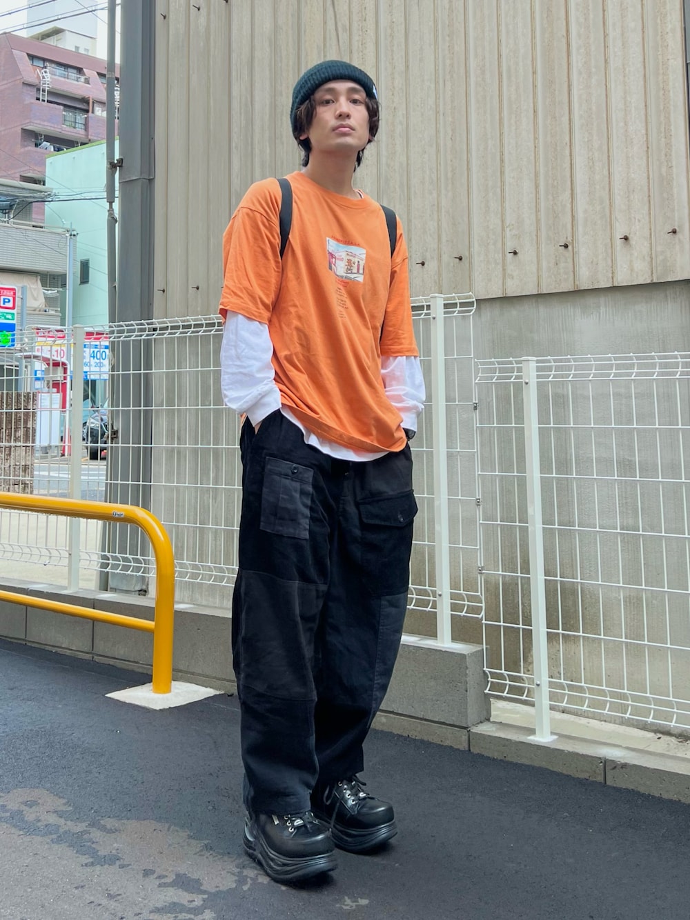 「秋服まるっと大公開、カーゴパンツ、お出かけコーデ、アウトドアスタイル、シンフルコーデ、ワイドパンツ、コーデュロイ、古着MIX、休日スタイル、ロンT、ニット帽、スニーカー、ハロウィン、オレンジ、低身長コーデ」｜「primepizzaのアイテム（Tシャツ/カットソー、オレンジ系）」を使った、かわぐちのりひささん（メンズ・168cm）の秋コーディネートの1枚目の写真
