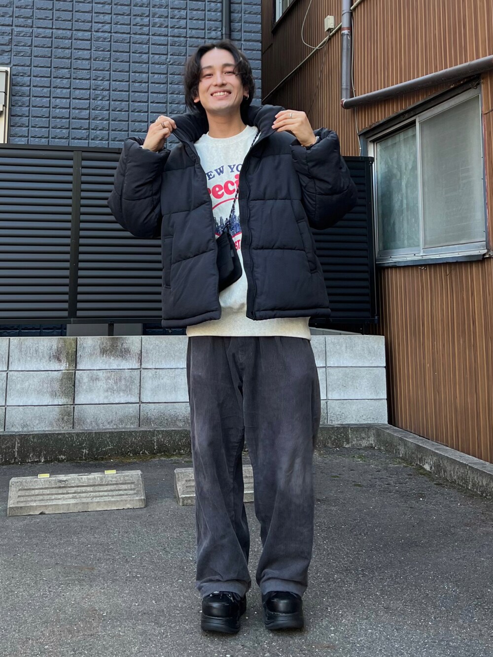 「ファッションを楽しもう、ショルダーバッグ、モノトーン、ビッグシルエット、レイヤードスタイル、厚底シューズ、スウェット、スポーツミックス、お出かけコーデ、プチプラ、スニーカー、冬コーデ、コーデュロイ、ダウンジャケット、低身長コーデ」｜「LAKOLEのネックウォームパファージャケット / 966844（ナイロンジャケット、ブラック系）」を使った、かわぐちのりひささん（メンズ・168cm）の秋コーディネートの1枚目の写真