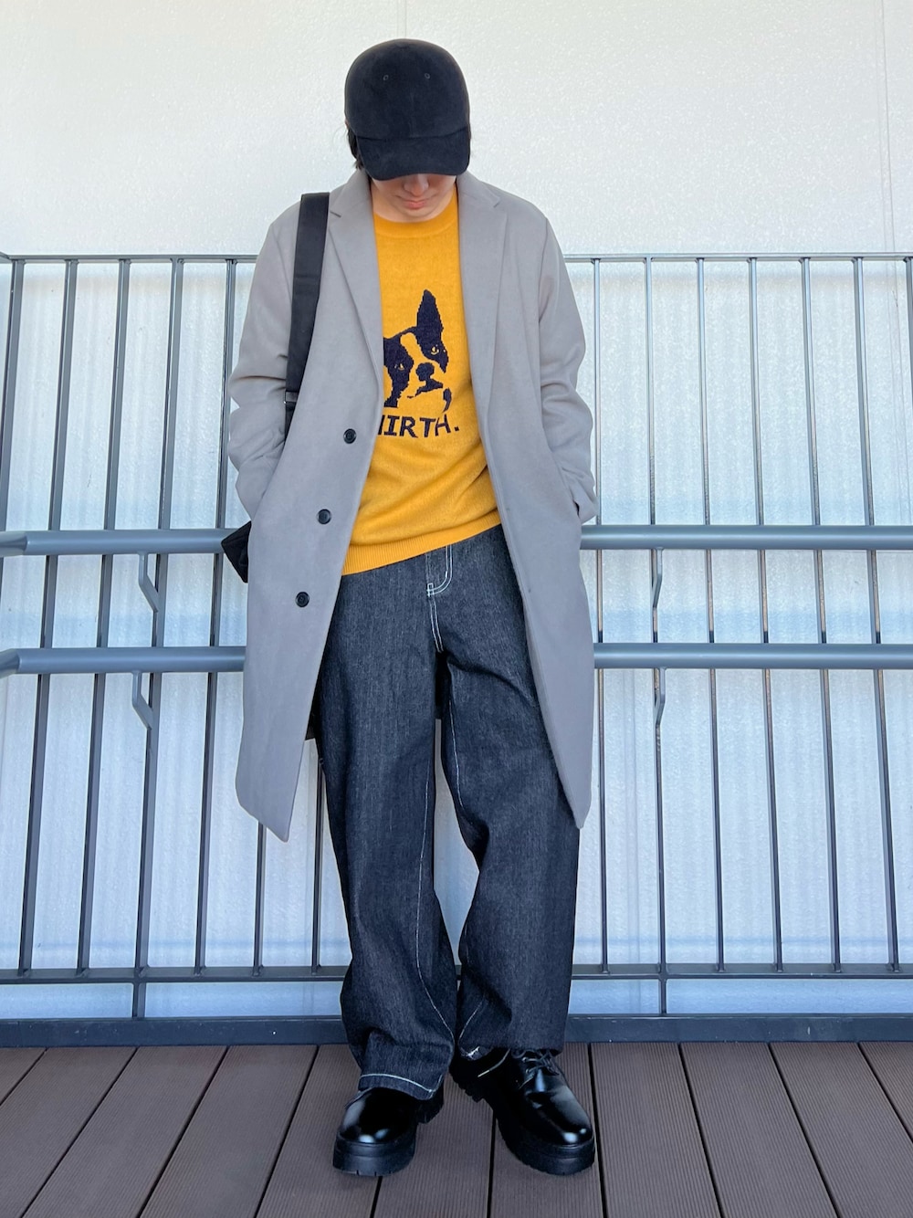 「冬コーデ、ロングコート、マイベストコーデ2024、ホワイトコーデ、クリスマスに着たい服、キャップ、レザー、冬アウター、休日スタイル、きれいめカジュアル、ショルダーバッグ、ニット、アニマル、シンプルコーデ、低身長コーデ」｜「LAKOLEのパイル6パネルキャップ / 183395（キャップ、ブラック系）」を使った、かわぐちのりひささん（メンズ・168cm）の冬コーディネートの1枚目の写真