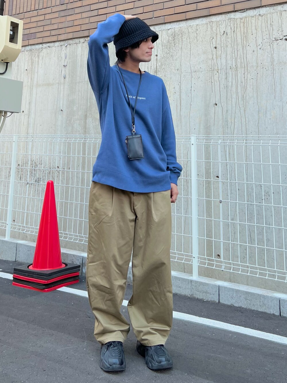 「ニット帽、スニーカー、きれいめカジュアル、ニット、ハロウィン、ストリート、ビッグシルエット、厚底シューズ、バケットハット、スウェット、ブルー、ベージュ、低身長」｜「LAKOLEのスウェットライクワンポイントプルオーバー / 904016（スウェット、ブルー系）」を使った、かわぐちのりひささん（メンズ・168cm）の秋コーディネートの1枚目の写真