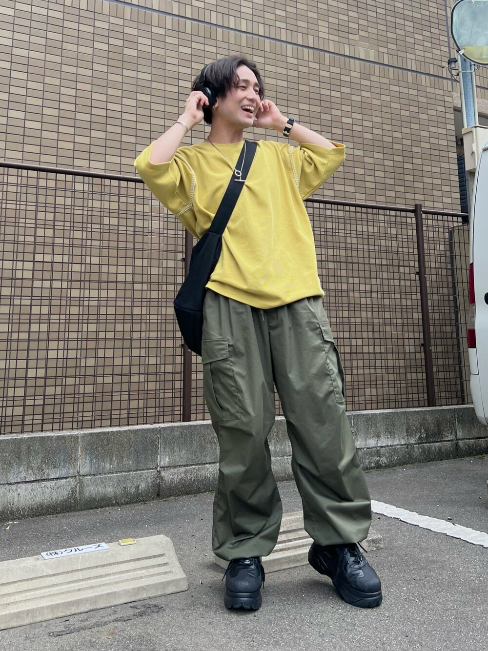 「春コーデ、夏コーデ、シンプルコーデ、プチプラ、ビッグシルエット、休日スタイル、スニーカー、ビタミンカラー、ストリート、厚底シューズ、春夏コーデ、カーゴパンツ、shein」｜「LAKOLEのサカリバステッチ半袖T / 704542（Tシャツ/カットソー、イエロー系）」を使った、かわぐちのりひささん（メンズ・168cm）の春コーディネートの1枚目の写真