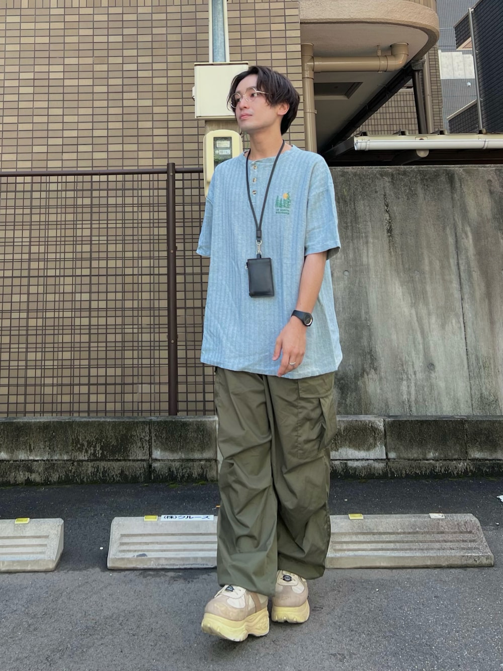 「カーゴパンツ、秋服準備はじめました、厚底シューズ、ロゴT、カラー×コーデ、メガネ男子、ミニバッグ、韓国ファッション、休日スタイル、古着MIX、スニーカー、きれいめカジュアル、プチプラ、低身長コーデ、168cm」｜「LAKOLEのフラグメントケース / 298693（財布、ブラック系）」を使った、かわぐちのりひささん（メンズ・168cm）の夏コーディネートの1枚目の写真