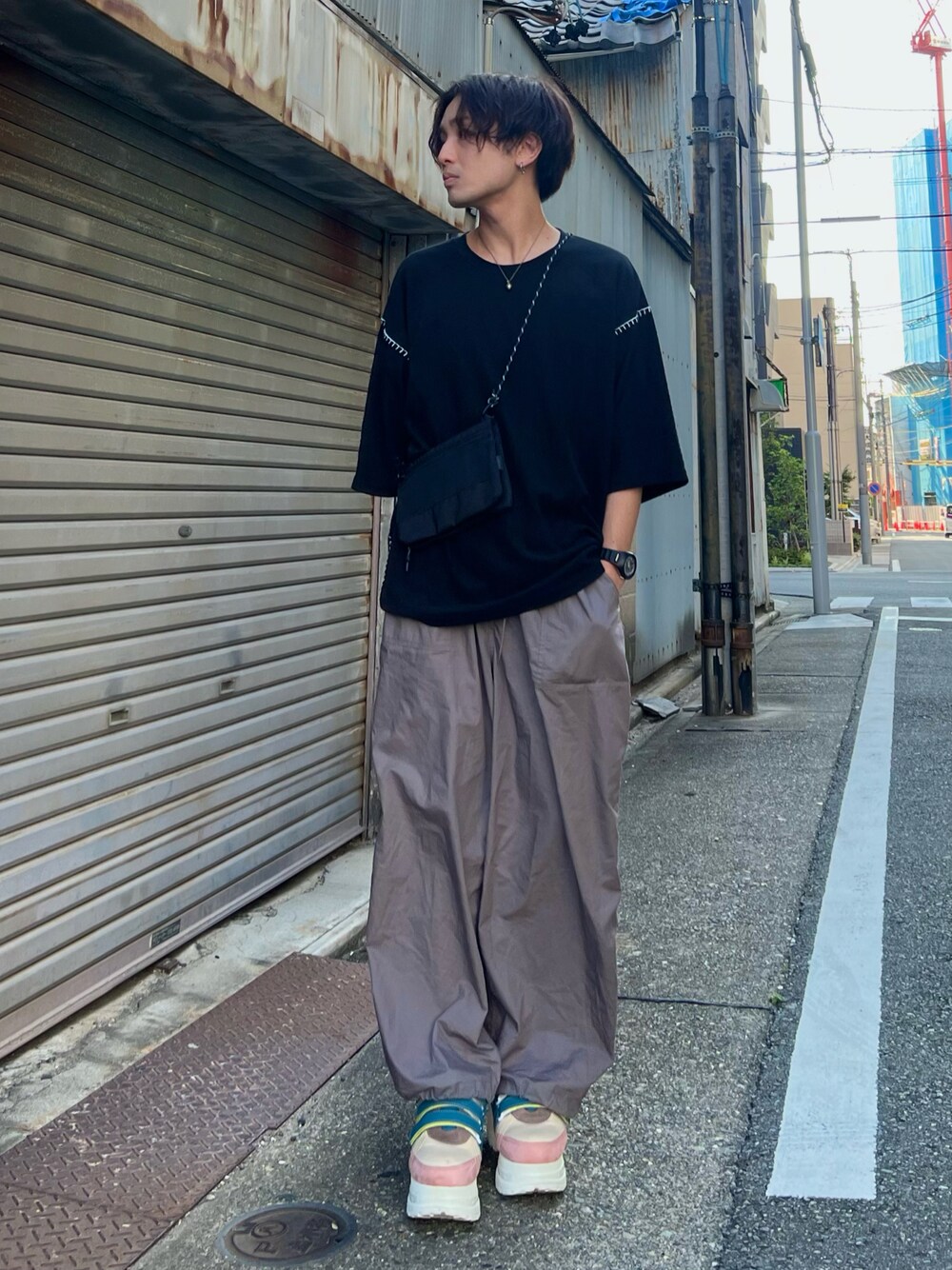 「カーゴパンツ、夏だ！Tシャツ着よう！、スニーカー、ショルダーバッグ、モノトーン、夏コーデ、休日スタイル、プチプラ、ストリート、ビッグシルエット、フェススタイル、韓国ファッション、ラフコーデ、低身長コーデ、お洒落さんとつながりたい」｜「LAKOLEのサカリバステッチ半袖T / 704542（Tシャツ/カットソー、ブラック系）」を使った、かわぐちのりひささん（メンズ・168cm）の夏コーディネートの1枚目の写真