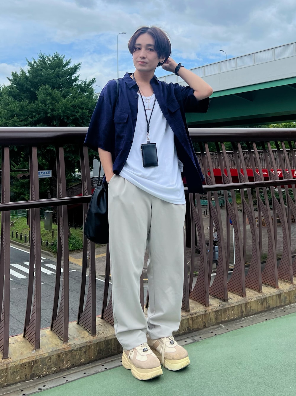 「ビッグシルエット、厚底シューズ、お出かけコーデ、きれいめカジュアル、リネン、白パンツ、スニーカー、ショルダーバッグ、夏コーデ、休日スタイル、プチプラ、淡色コーデ、低身長コーデ、キレイめ、デート」｜「LAKOLEのフラグメントケース / 298693（財布、ブラック系）」を使った、かわぐちのりひささん（メンズ・168cm）の夏コーディネートの1枚目の写真