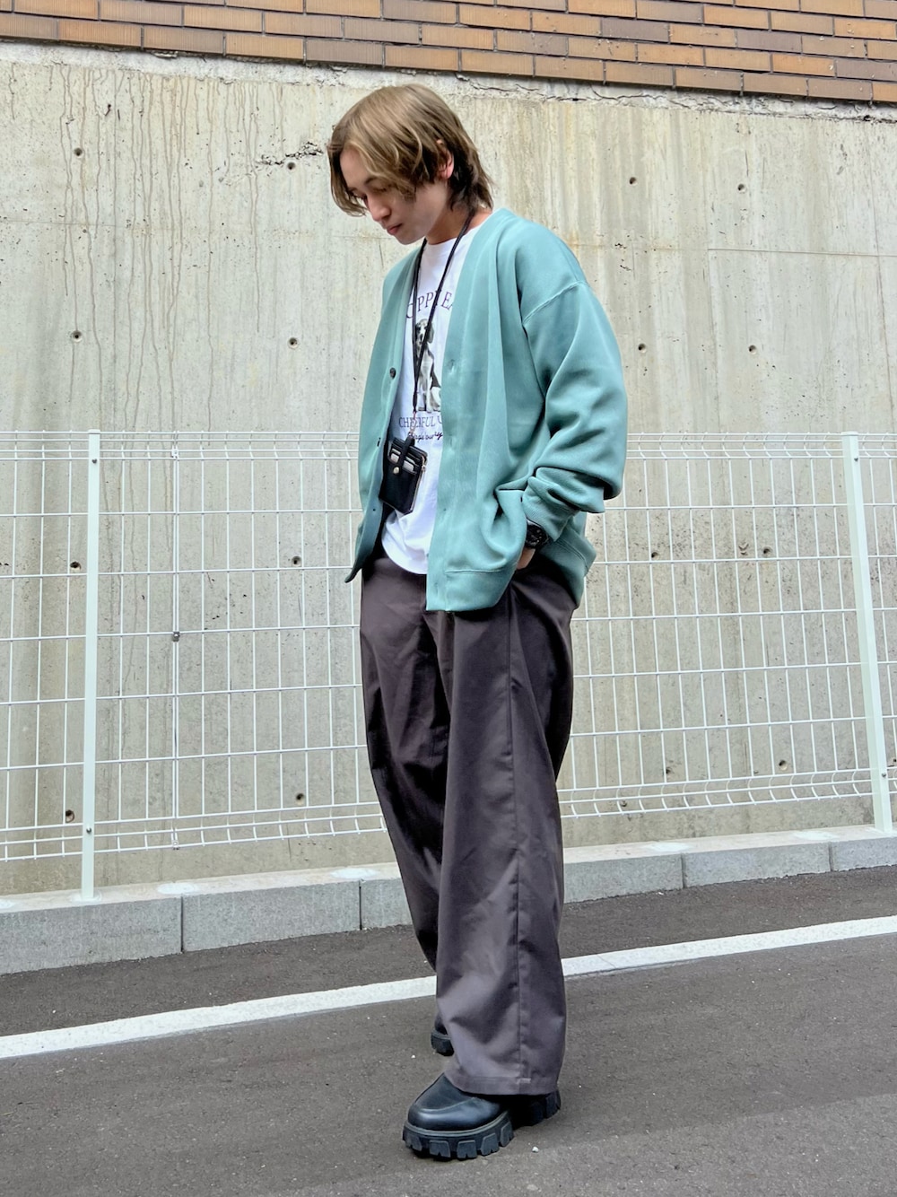 「レイヤードスタイル、お出かけコーデ、デートコーデ、プチプラ、きれいめカジュアル、春夏コーデ、アウトドアスタイル、ロンT、スラックス、パステルカラー、休日スタイル、シンプルコーデ、韓国ファッション、低身長コーデ」｜「LAKOLEのテックリブカーディガン / 993510（カーディガン/ボレロ、グリーン系）」を使った、かわぐちのりひささん（メンズ・168cm）の春コーディネートの1枚目の写真