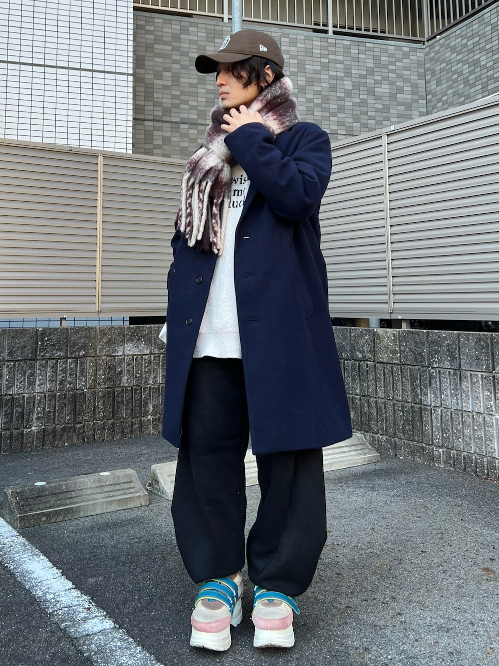 「マフラー、デートコーデ、プチプラ、冬コーデ、ワイドパンツ、シンフルコーデ、ニット、レイヤードスタイル、チェック、休日スタイル、きれいめカジュアル、スニーカー、低身長コーデ、チェスターコート、チョコ色に染まれ」｜「NEW ERAの【NEW ERA】9TWENTY MLB BASEBALL CAP /【ニューエラ】920 ナイントゥエンティ メジャーリーグ ベースボール キャップ（キャップ、ブラウン系）」を使った、かわぐちのりひささん（メンズ・168cm）の冬コーディネートの1枚目の写真