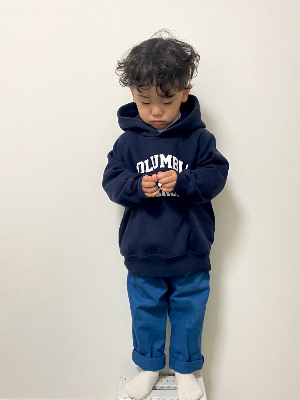 ブルー系のパーカー、ブルー系のその他パンツ、ホワイト系のシャツ/ブラウスを着用したキッズの冬コーディネートの1枚目の写真