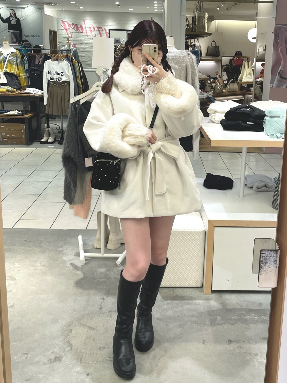 「おでかけコーデ、冬アウター、秋冬コーデ、ガーリー、クリスマス、冬コーデ、アウター、高身長コーデ、プチプラコーデ」｜「one after another NICE CLAUPのフェイクファーあざとモテコート/リバイバルアイテム（ステンカラーコート、ホワイト系）」を使った、kyoさん（レディース・163cm）の秋コーディネートの1枚目の写真