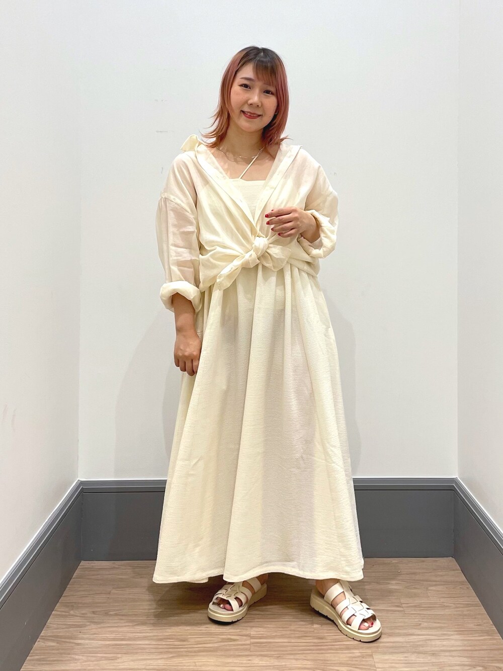 「シンプルコーデ、キレイめカジュアル、春コーデ、体型カバー、可愛い、ワンピース、サンダル、キャミワンピース、LOWRYS FARM」｜「LOWRYS FARMのシアーシャツロングスリーブ　176292（シャツ/ブラウス、ホワイト系）」を使った、よこさんさん（レディース・153cm）の夏コーディネートの1枚目の写真