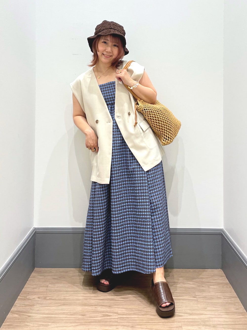 「大人可愛い、春夏コーデ、ゆるコーデ、大人カジュアル、カジュアル、ワンピースコーデ、キャミワンピース、オトナカワイイ、おしゃれさんと繋がりたい」｜「LOWRYS FARMのポコポコＨＡＴ　199034（ハット、ブラウン系）」を使った、よこさんさん（レディース・153cm）の春コーディネートの1枚目の写真
