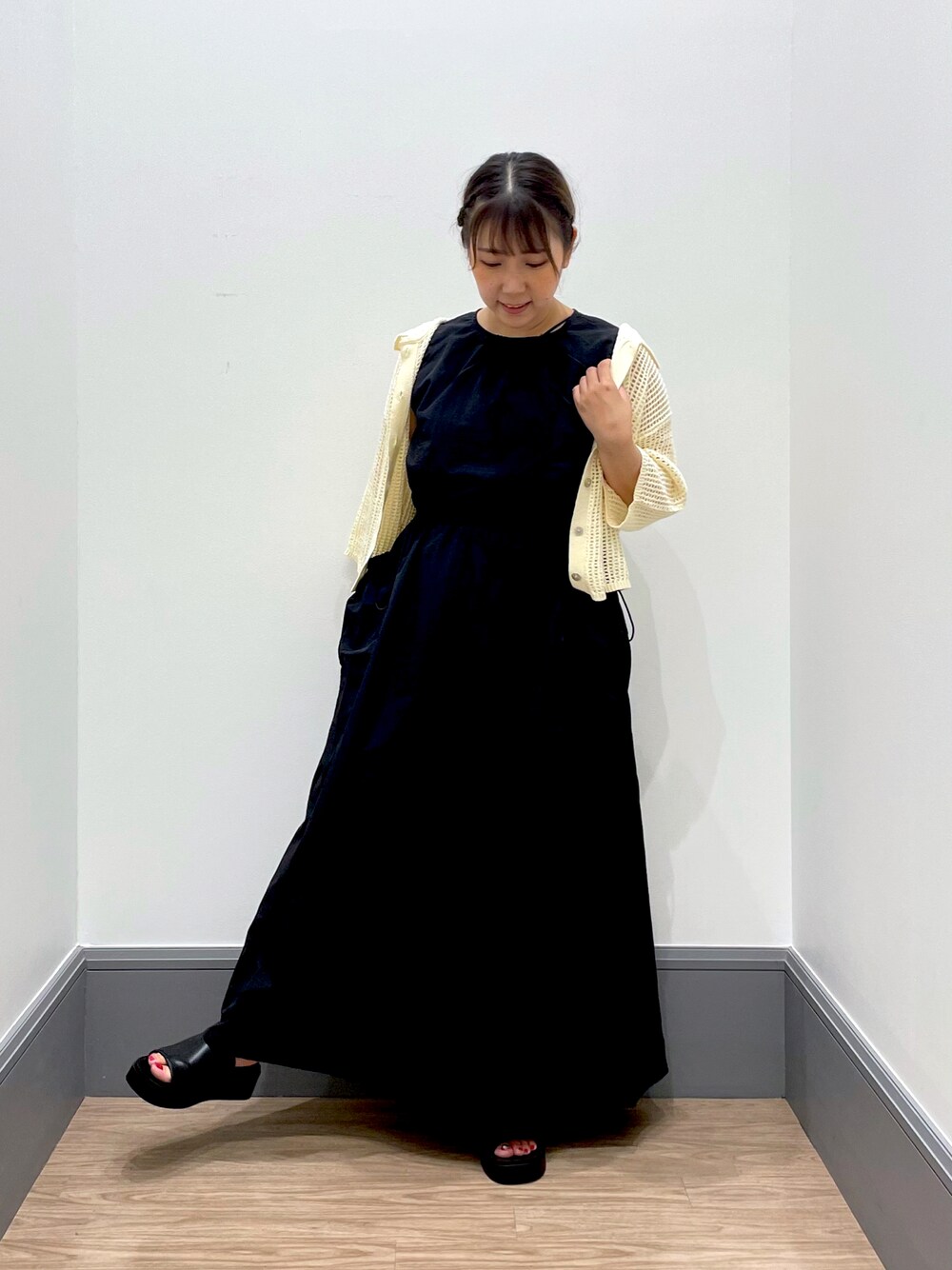 「LOWRYS FARM、ワンピース、ワンピーススタイル、シャツスタイル、お洒落さんとつながりたい、サンダルコーデ、ラクチンコーデ、低身長、オトナカワイイ、大人女子」｜「LOWRYS FARMのドロストノースリワンピース　963202（ワンピース、ブラック系）」を使った、よこさんさん（レディース・153cm）の夏コーディネートの1枚目の写真