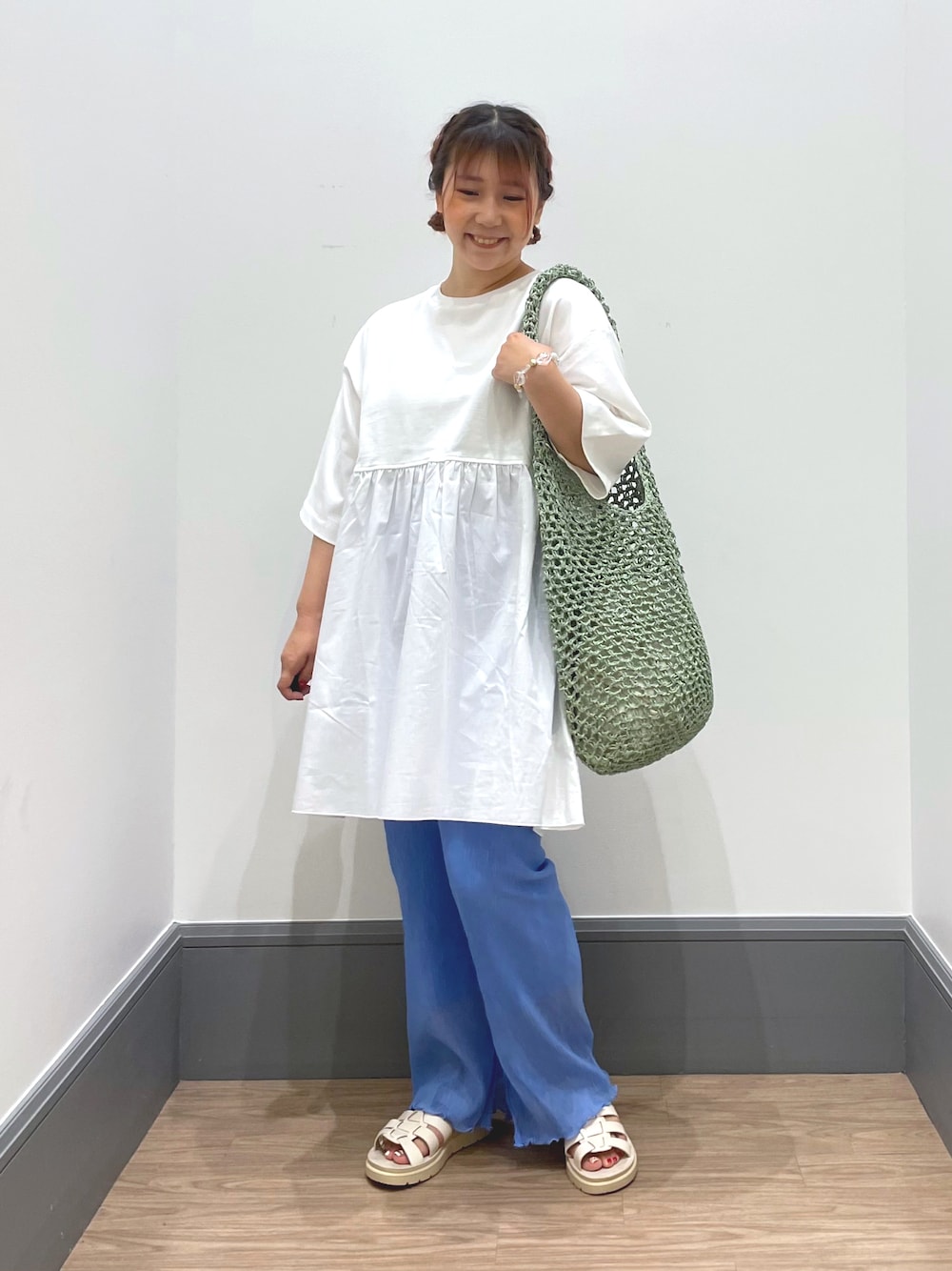 「オトナカジュアル、おでかけコーデ、パンツコーデ、おしゃれさんと繋がりたい、夏コーデ、低身長女子、カラーコーデ、サンダル、LOWRYS FARM、チュニック」｜「LOWRYS FARMのフハクキリカエチュニックＳＳ　194827（Tシャツ/カットソー、ホワイト系）」を使った、よこさんさん（レディース・153cm）の春コーディネートの1枚目の写真