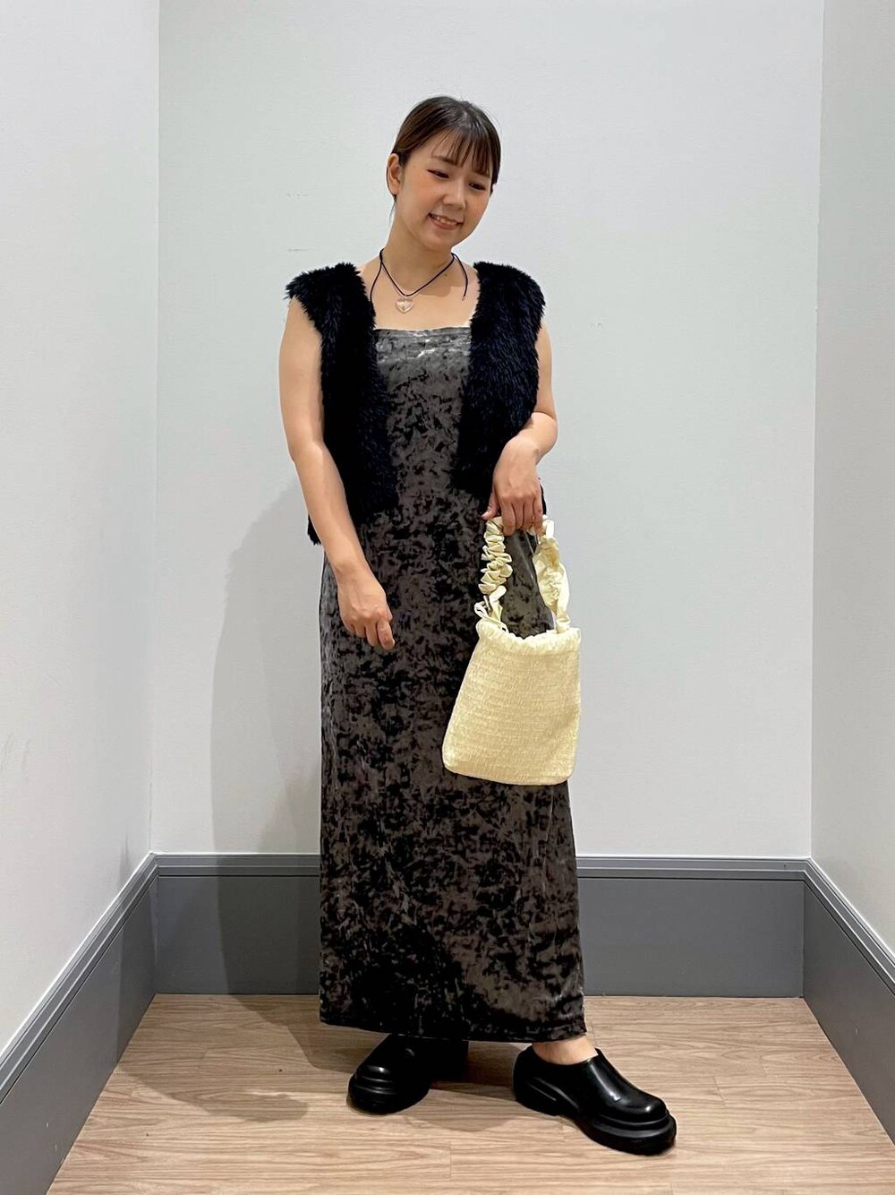 「着痩せ・細見え、体型カバー、低身長、カジュアル、差し色コーデ、LOWRYS FARM、ローリーズスタイル_LOWRYS FARM、ゆったり」｜「LOWRYS FARMのクラッシュベロアキャミワンピース　965919（ワンピース、グレー系）」を使った、よこさんさん（レディース・153cm）の夏コーディネートの1枚目の写真