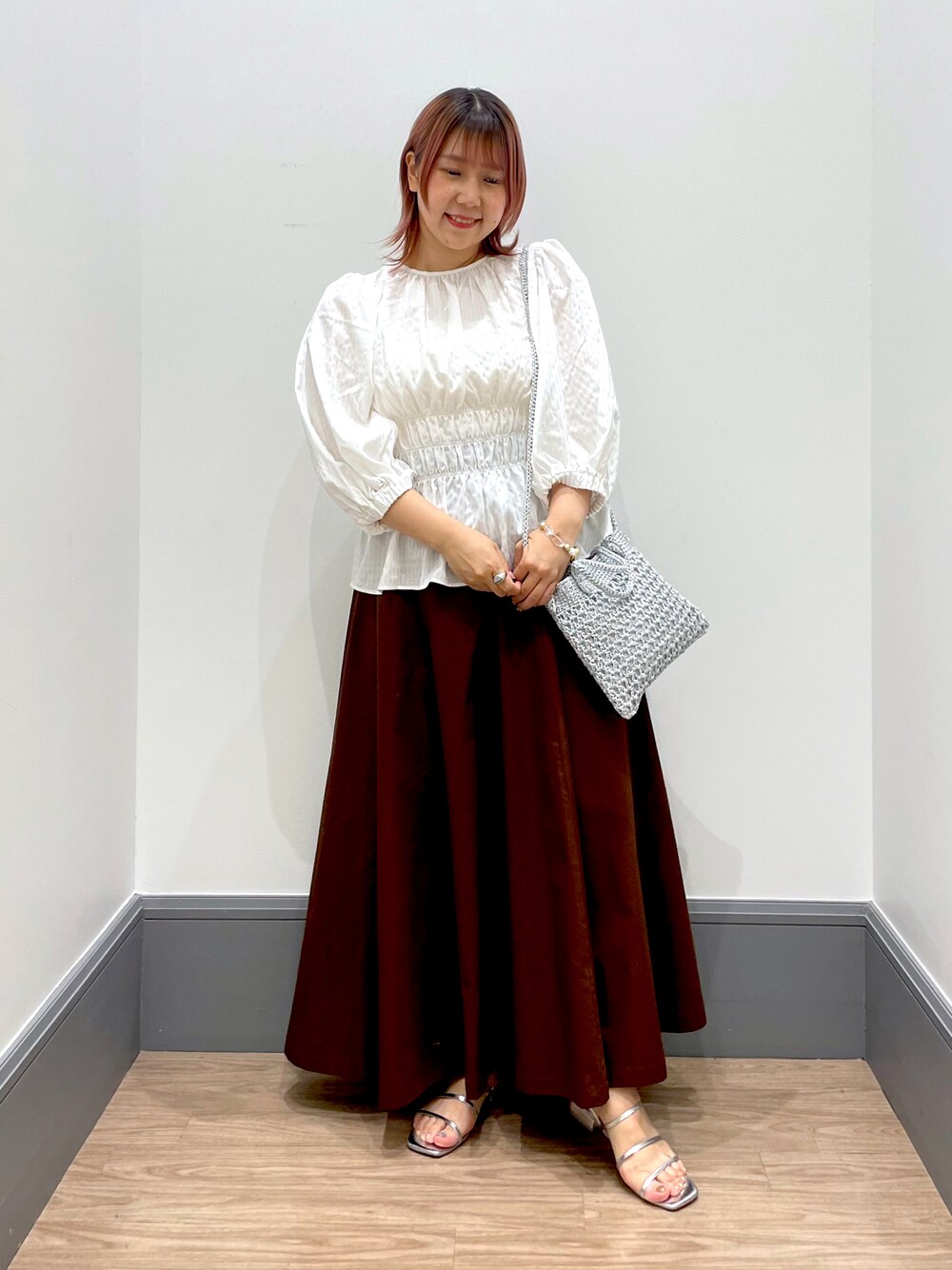 「春コーデ、春、お洒落さんとつながりたい、低身長コーデ、ブラウス、スカート、ロングスカート、春服みてみて、いいね、save、フォローお願いします🤑、ホワイト、ぽっちゃり、サンダル、着痩せコーデ」｜「LOWRYS FARMのボリュームスリーブシャーリングブラウス　192029（シャツ/ブラウス、ホワイト系）」を使った、よこさんさん（レディース・153cm）の春コーディネートの1枚目の写真
