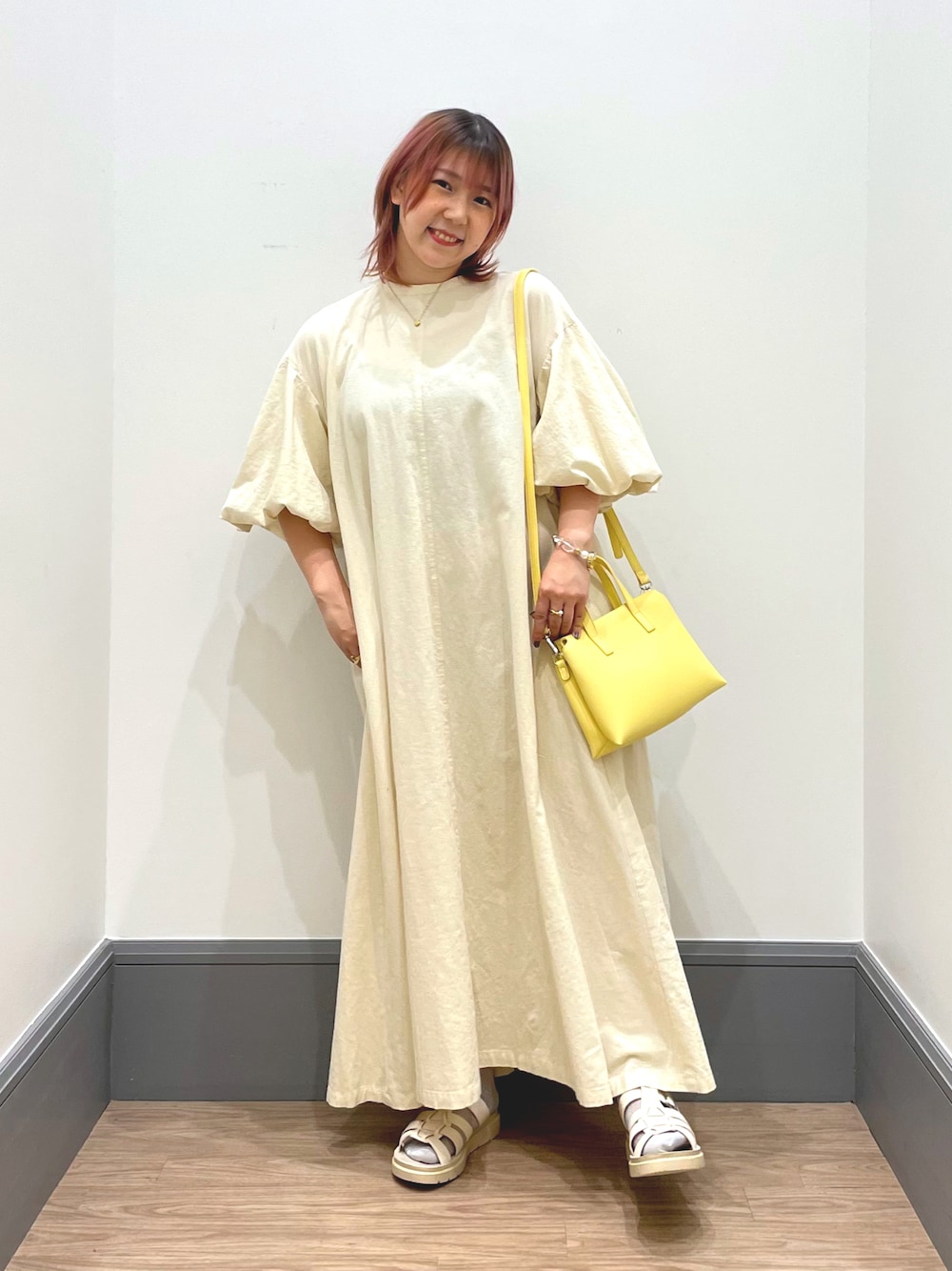 「シンプルコーデ、ワンピーススタイル、カジュアル、ラフ、淡色、白ワンピース、淡色コーデ、LOWRYS FARM、ローリーズファーム(LOWRYS FARM)」｜「LOWRYS FARMの３ＲＯＯＭ２ＷＡＹＢＡＧ　183131（ショルダーバッグ、イエロー系）」を使った、よこさんさん（レディース・153cm）の春コーディネートの1枚目の写真