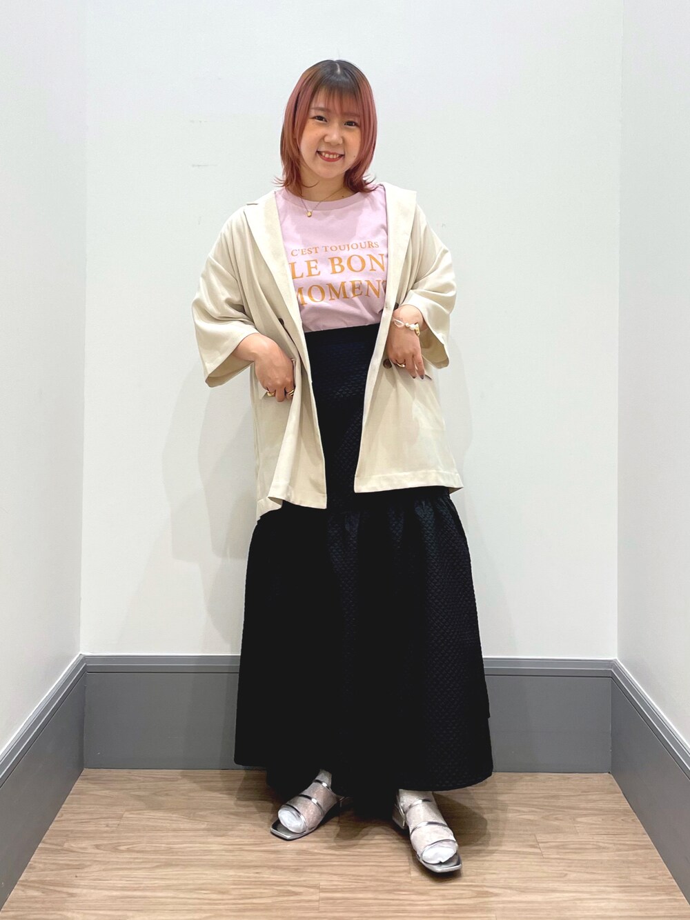 「春夏コーデ、ジャケット、カジュアルコーデ、オトナカジュアル、低身長女子、オトナ女子、サンダル、シンプル、カジュアルガーリー、春服みてみて」｜「LOWRYS FARMのプリントロゴＴシャツ　191375（Tシャツ/カットソー、ピンク系）」を使った、よこさんさん（レディース・153cm）の春コーディネートの1枚目の写真