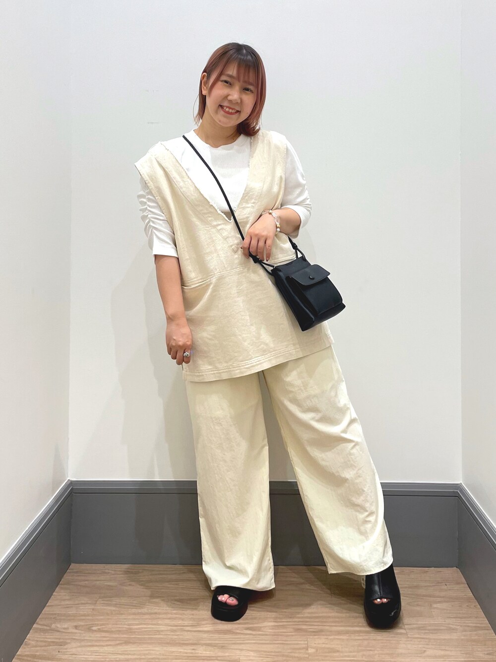 「LOWRYS FARM、おしゃれさんと繋がりたい、大人カジュアル、カジュアル、パンツスタイル、いいね、save、フォローお願いします🤑、体型カバー、ホワイトコーデ、モノトーン、モノトーンコーデ」｜「LOWRYS FARMの２ポケミニショルダーＢＡＧ　171119（ショルダーバッグ、ブラック系）」を使った、よこさんさん（レディース・153cm）の春コーディネートの1枚目の写真