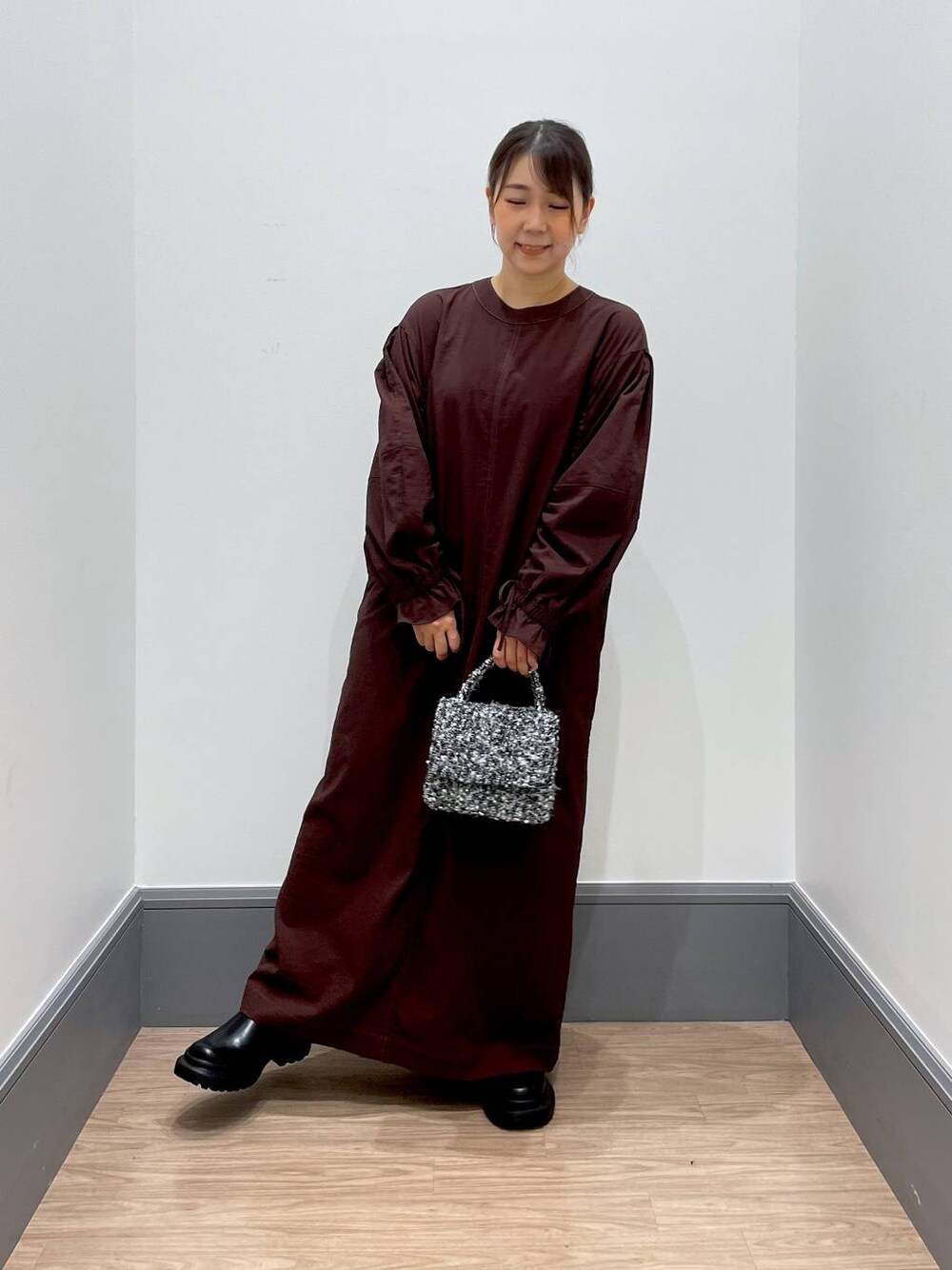 「着痩せ・細見え、体型カバー、低身長、カジュアル、差し色コーデ、LOWRYS FARM、ローリーズスタイル_LOWRYS FARM、ゆったり、ワンピース」｜「LOWRYS FARMのツイードチェーンショルダーＢＡＧ　 966006（ショルダーバッグ、ブラック系）」を使った、よこさんさん（レディース・153cm）の夏コーディネートの1枚目の写真