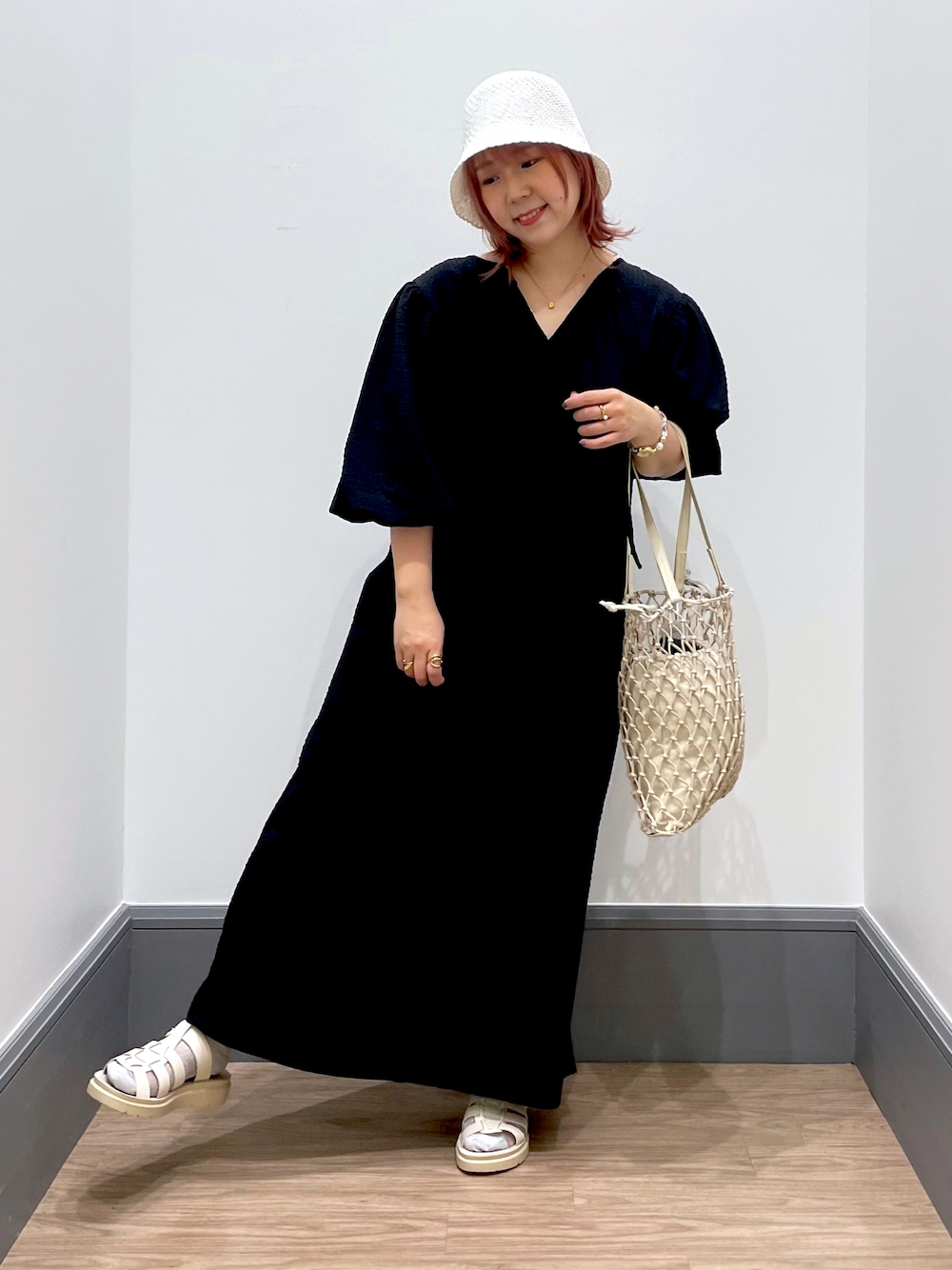 「LOWRYS FARM、ローリーズファーム(LOWRYS FARM)、大人かわいい、ワンピース、帽子、春夏コーデ、ホワイト、ワンピースコーデ、低身長」｜「LOWRYS FARMのサーモHAT（ハット、ホワイト系）」を使った、よこさんさん（レディース・153cm）の春コーディネートの1枚目の写真