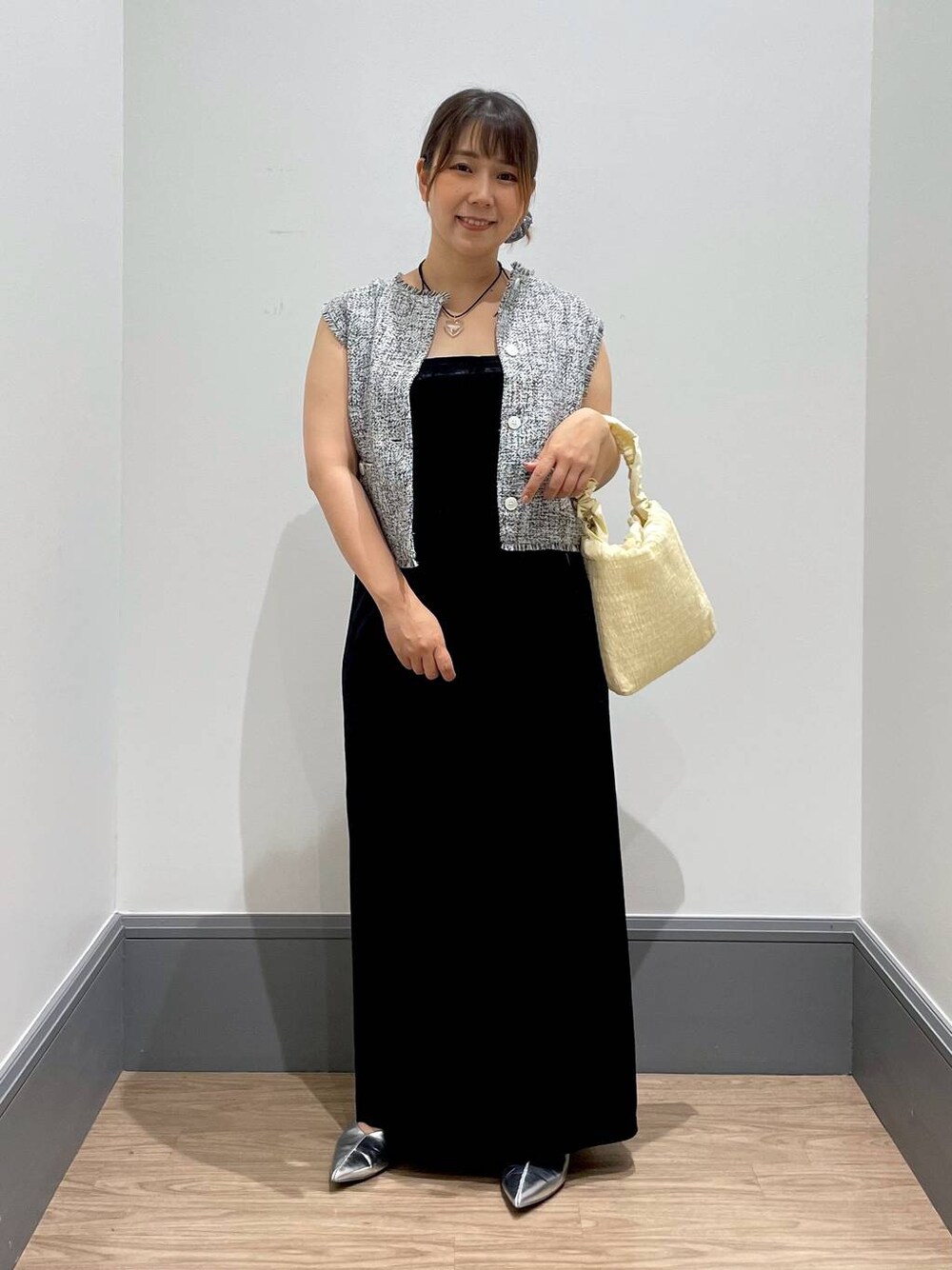 「着痩せ・細見え、体型カバー、LOWRYS FARM、ローリーズスタイル_LOWRYS FARM、ゆったり、低身長、カジュアル、差し色コーデ」｜「LOWRYS FARMのツイードベスト　965155（ベスト、ブラック系）」を使った、よこさんさん（レディース・153cm）の夏コーディネートの1枚目の写真