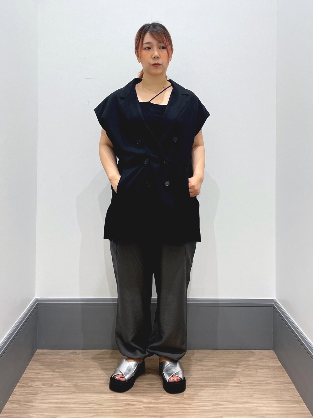 「サンダルコーデ、LOWRYS FARM、いいね、save、フォローお願いします🤑、ベスト×シャツ、シンプルコーデ、シンプル、ブラックコーデ、シルバーサンダル」｜「LOWRYS FARMのアムンゼンボリュームベスト（ジャケット/アウター、ブラック系）」を使った、よこさんさん（レディース・153cm）の春コーディネートの1枚目の写真