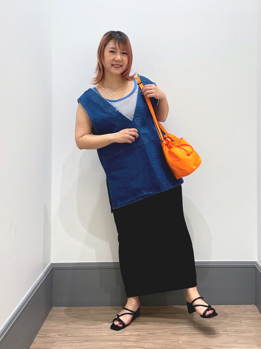 「夏コーデ、シンプルコーデ、カジュアルコーデ、大人カジュアル、春コーデ、スカート、シンプル、低身長、差し色」｜「LOWRYS FARMのハッスイキンチャクショルダー　704358（ショルダーバッグ、オレンジ系）」を使った、よこさんさん（レディース・153cm）の春コーディネートの1枚目の写真