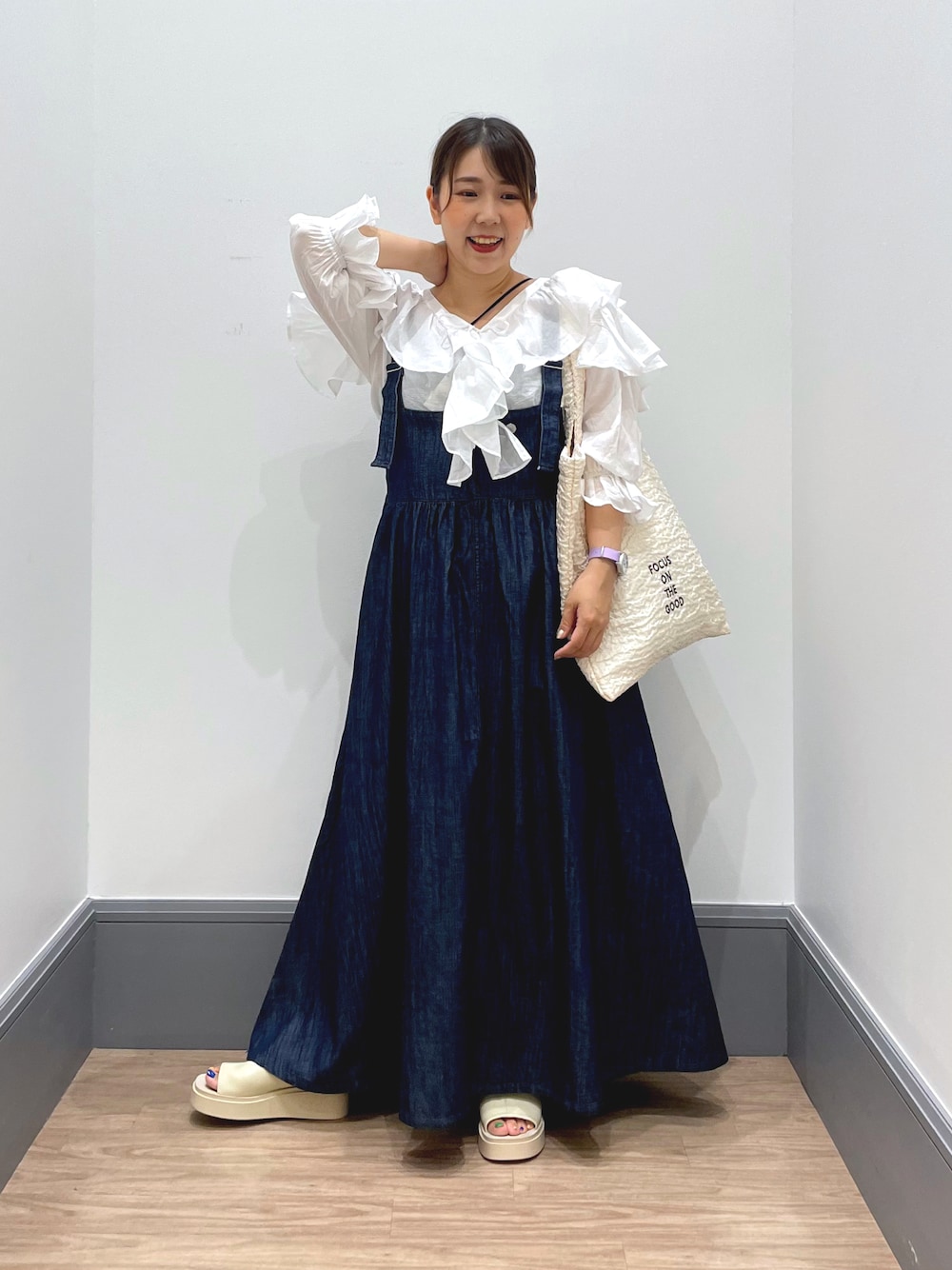 「LOWRYS FARM、カジュアルコーデ、夏コーデ、低身長女子、オトナカワイイ、お洒落さんとつながりたい、骨格ストレート、ブラウス」｜「LOWRYS FARMのデニムジャンスカ　964452（ジャンパースカート、ブルー系）」を使った、よこさんさん（レディース・153cm）の夏コーディネートの1枚目の写真