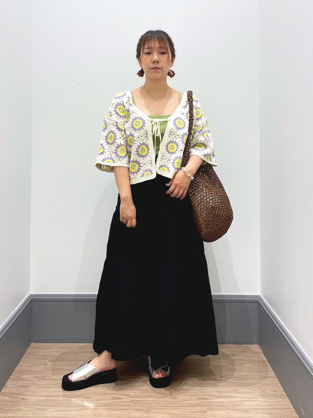 「ラクチンコーデ、オトナカジュアル、お洒落さんとつながりたい、低身長女子、スカート、ティアードスカート、LOWRYS FARM、ローリーズファーム(LOWRYS FARM)」｜「LOWRYS FARMのスタイルUPカップキャミ　177883（キャミソール、グリーン系）」を使った、よこさんさん（レディース・153cm）の春コーディネートの1枚目の写真