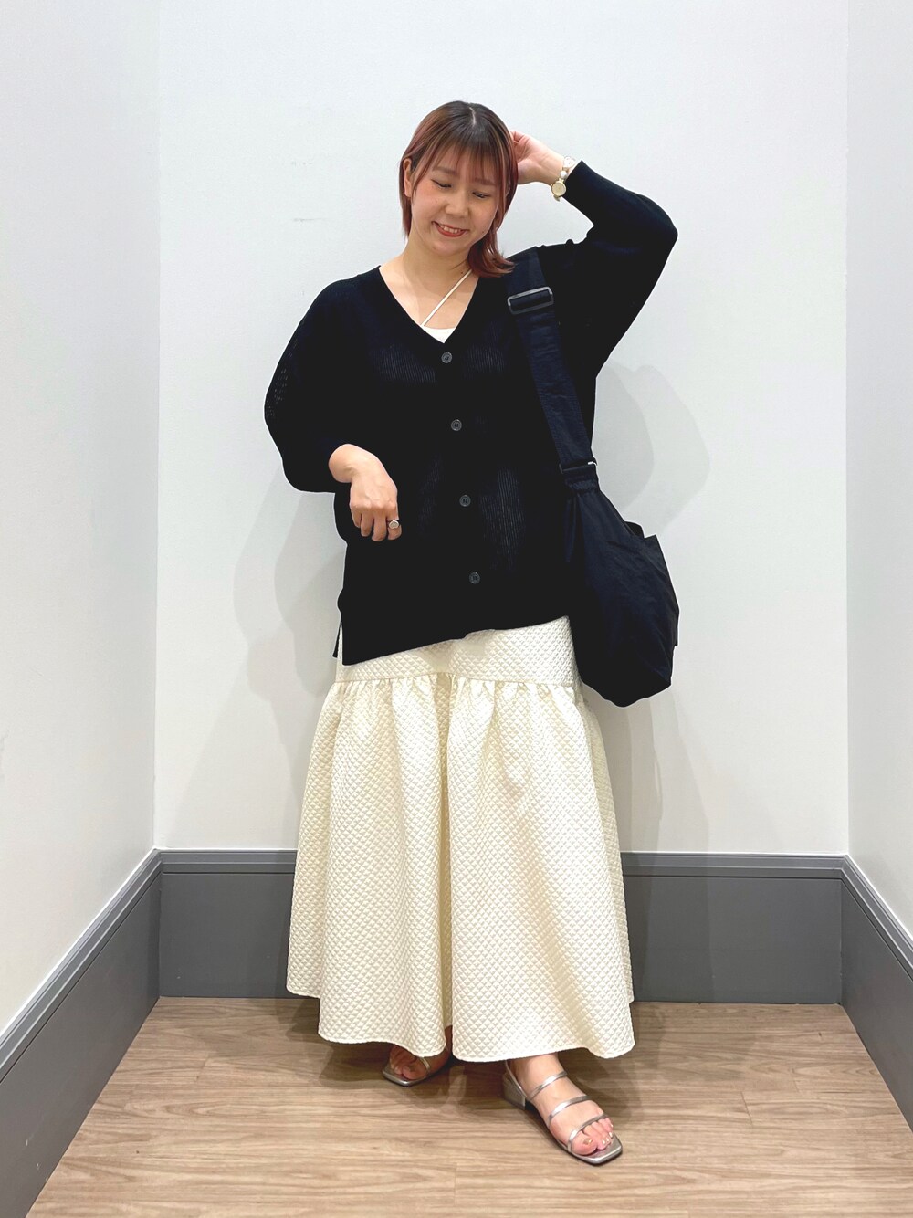 「シンプルスタイル、オトナカジュアル、低身長女子、カーディガン、カジュアルガーリー、春服、オトナカワイイ、ロングスカート、タンクトップ、アシメタンクトップ、LOWRYS FARM」｜「LOWRYS FARMのハイゲージミドルカーディガンロングスリーブ　178902（カーディガン/ボレロ、ブラック系）」を使った、よこさんさん（レディース・153cm）の春コーディネートの1枚目の写真