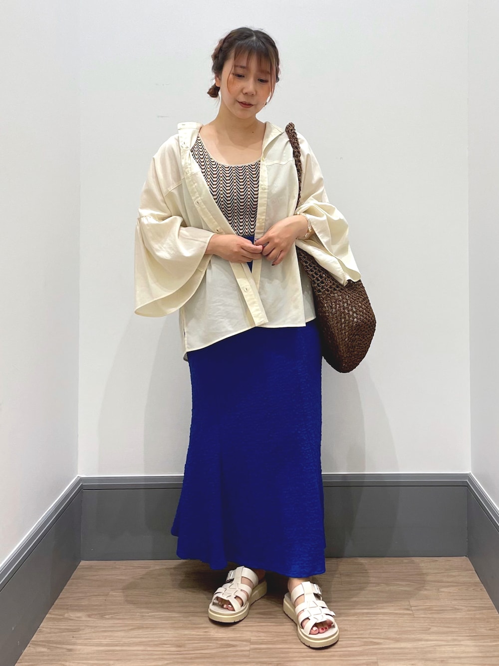 「オトナカジュアル、カジュアル、サンダル、春服コーデ、スカートスタイル、LOWRYS FARM、ローリーズファーム(LOWRYS FARM)、シンプルスタイル、カラーコーデ、ラフコーデ」｜「LOWRYS FARMのバンドフリルスリーブシャツ7部袖　176301（シャツ/ブラウス、ホワイト系）」を使った、よこさんさん（レディース・153cm）の春コーディネートの1枚目の写真