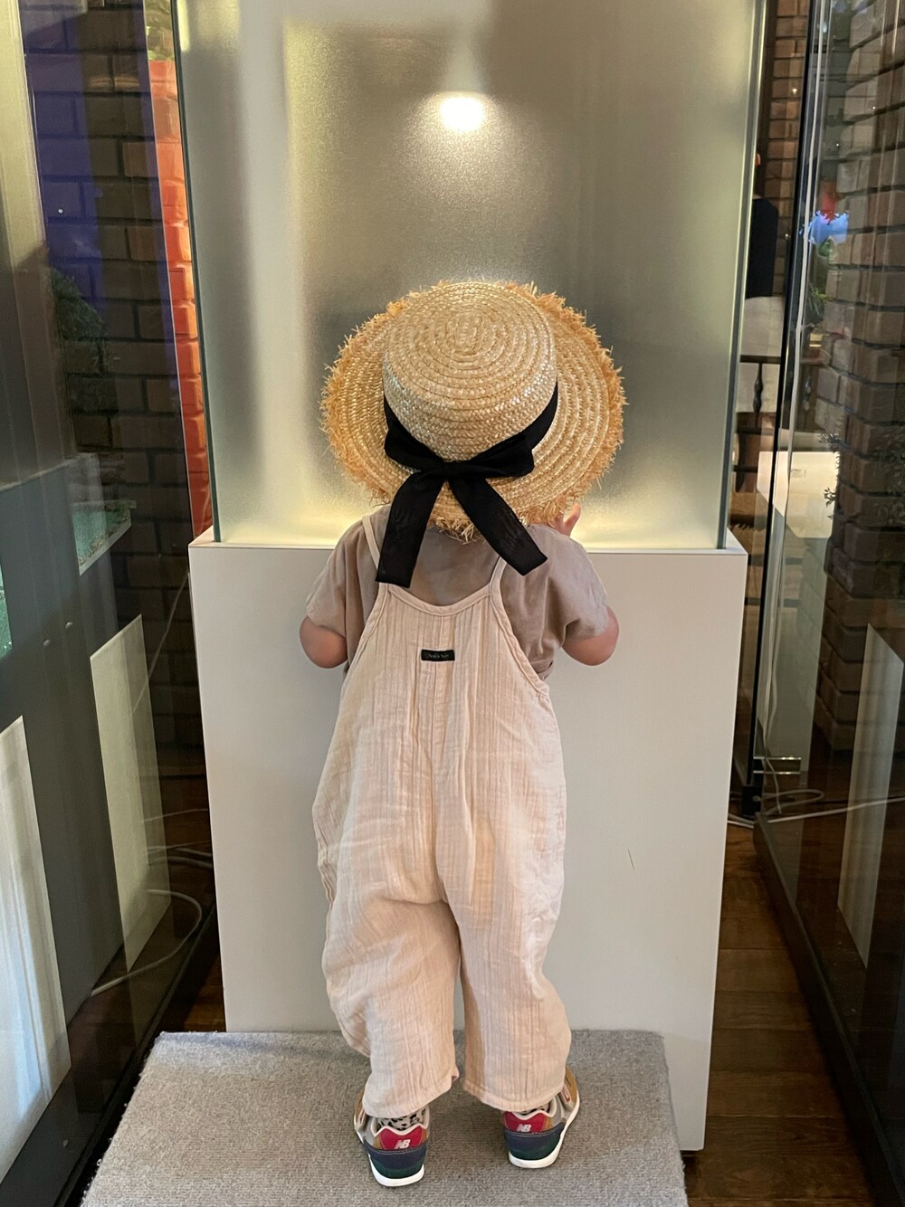 「夏、夏コーデ、キッズファッション、おしゃれさんと繋がりたい、サロペット、カジュアル、おでかけコーデ、キッズコーデ、プチプラ、むすこーで、麦わら帽子、スニーカー、男の子、ニューバランス、おとこのこ」｜「しまむらのアイテム（帽子、ベージュ系）」を使った、Kiimanさん（キッズ・80cm）の夏コーディネートの1枚目の写真