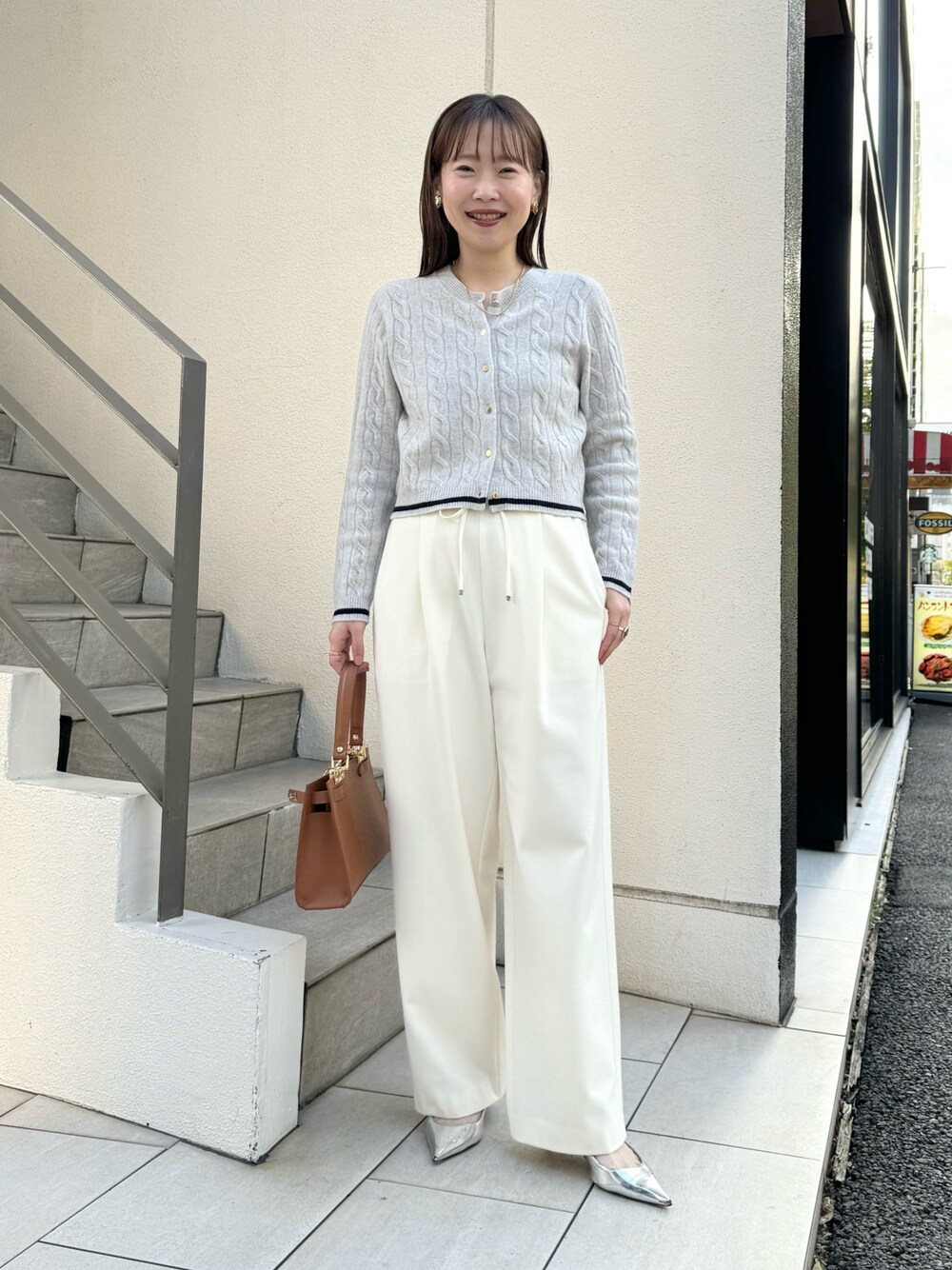 「カーディガン、パンツスタイル、パンツコーデ、大人カジュアル、オトナカジュアル、きれいめカジュアル、ワントーン、ワントーンコーデ、ホワイトコーデ、淡色コーデ、骨格ストレート、冬コーデ、休日スタイル、30代ファッション、30代コーデ」｜「NOLLEY’Sのホールガーメントケーブル柄配色カーディガン（カーディガン/ボレロ、グレー系）」を使った、nol sachieさん（レディース・160cm）の冬コーディネートの1枚目の写真