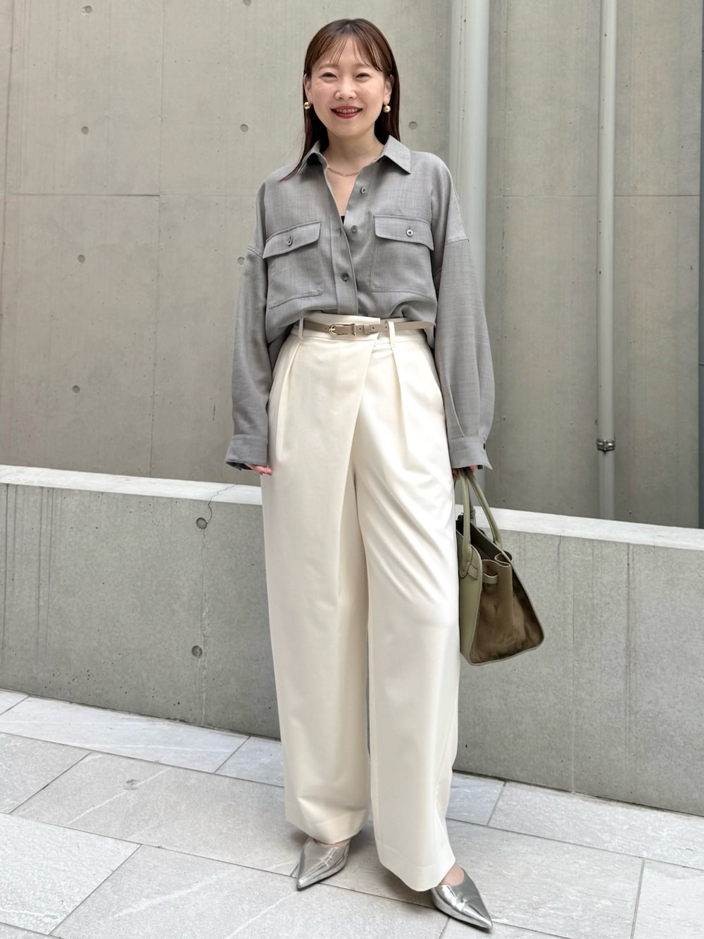 ホワイト系のその他パンツ、グレー系のシャツ/ブラウス、ブラウン系のトートバッグを着用したレディースの秋コーディネートの1枚目の写真