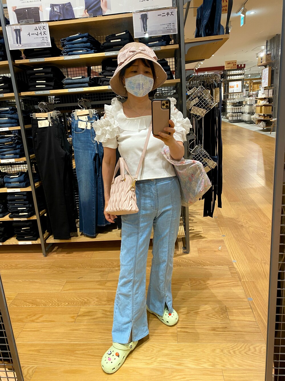ホワイト系のTシャツ/カットソー、ブルー系のデニムパンツ、ピンク系のショルダーバッグを着用したレディースの夏コーディネートの1枚目の写真