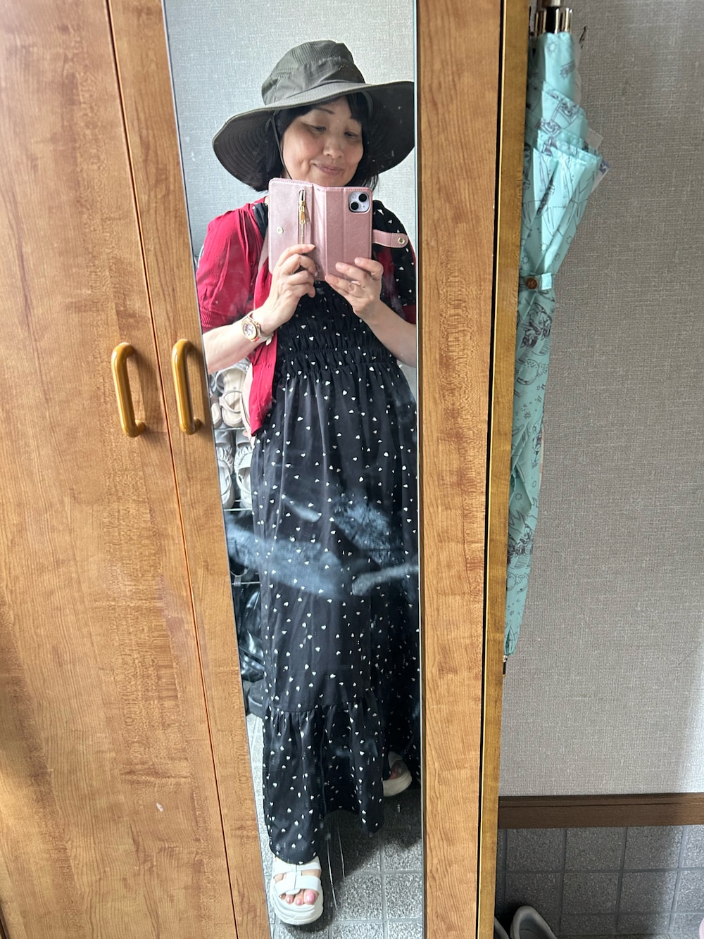 「レイヤードスタイル、プチプラ、スポーツミックス、大人コーデ、オトナカワイイ、おしゃれさんと繋がりたい、オトナカジュアル」｜「GRLのリボン付きVネックノースリーブティアードワンピース（ワンピース、ブラック系）」を使った、Misa【相互フォロー】さん（レディース・149cm）の夏コーディネートの1枚目の写真