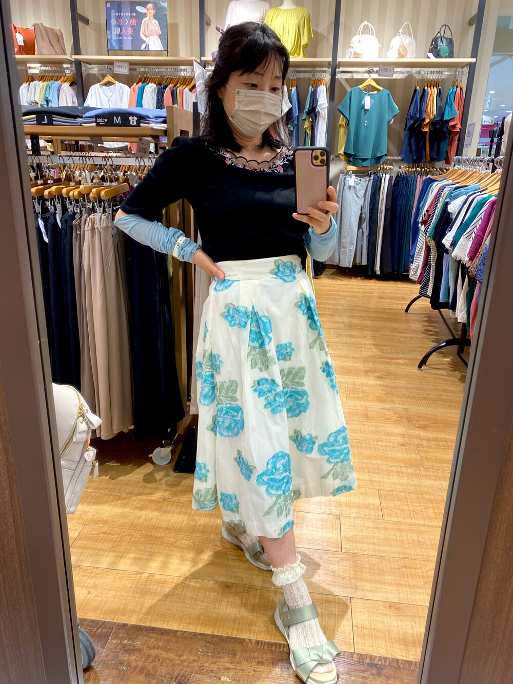 「カジュアルコーデ、シンプルコーデ、きれいめカジュアル、夏コーデ、オトナカワイイ、楽チンコーデ」｜「tocco closetのフラワーエンブロイダリースカラチュールネックパワーショルダーリブトップス（Tシャツ/カットソー、ブラック系）」を使った、Misa【相互フォロー】さん（レディース・149cm）の夏コーディネートの1枚目の写真