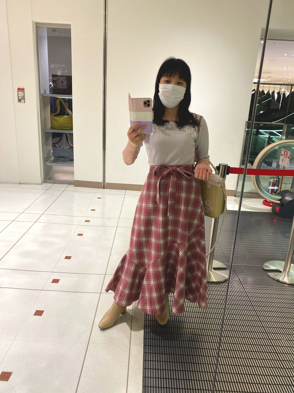 「オトナカジュアル、トッコクローゼット、秋冬コーデ」｜「tocco closetの立体フラワーモチーフ付きスカラップカットスクエアネックリブニットプルオーバー（ニット/セーター、パープル系）」を使った、Misa【相互フォロー】さん（レディース・149cm）の秋コーディネートの1枚目の写真