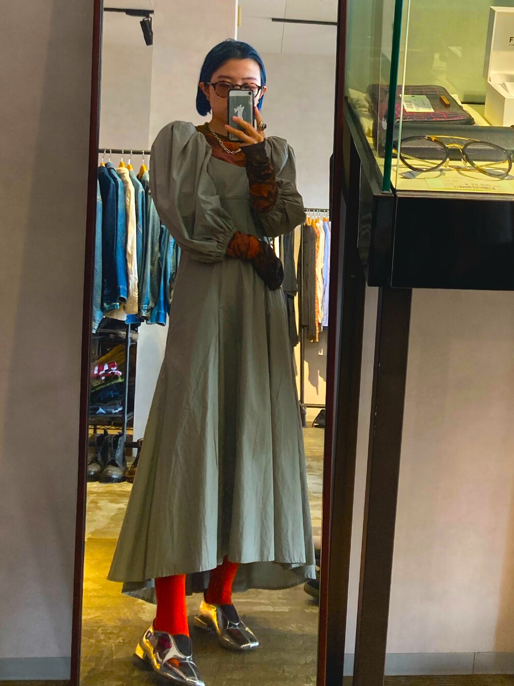 グレー系のワンピース、シルバー系のシューズ、その他のトップスを着用したレディースの春コーディネートの1枚目の写真