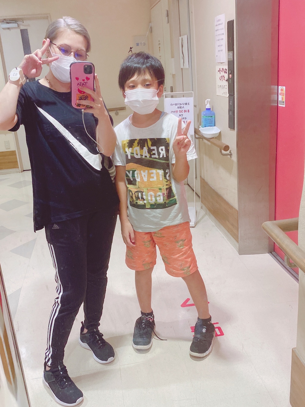 ブラック系のTシャツ/カットソー、ブラック系のその他パンツ、ブラック系のスニーカーを着用したレディースの秋コーディネートの1枚目の写真
