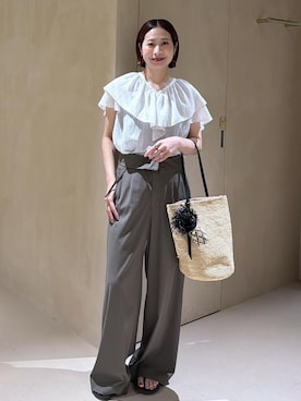 「ROPE'（ロペ）の【一部J'aDoRe・ルミネ限定カラー】Vネックフリルブラウス(無地・ピンストライプ)/イージーケア（シャツ/ブラウス、ホワイト系）」を使った、YUIさん（レディース・161cm）の夏コーディネート