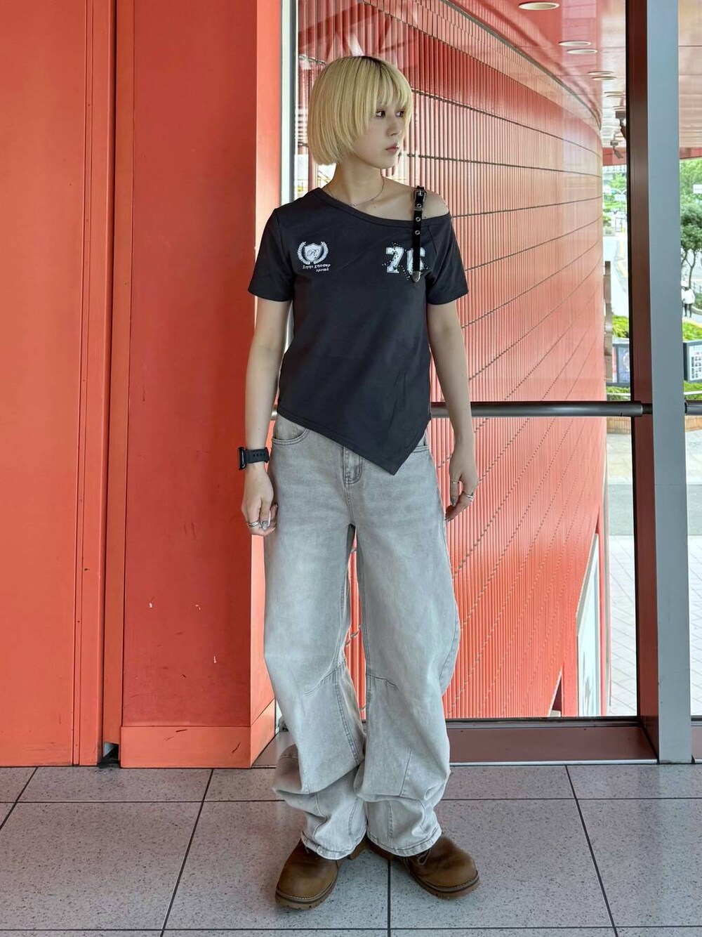 グレー系のデニムパンツ、グレー系のTシャツ/カットソーを着用したレディースの夏コーディネートの1枚目の写真