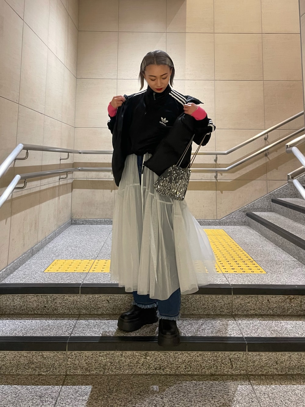 「スポーツミックス、adidas、チュール、チュールワンピース、レイヤードスタイル、お洒落さんとつながりたい、トラックジャケット、低身長、低身長コーデ、低身長女子、骨格ウェーブ、ハイトーンカラー、ハイトーン女子、古着コーデ、古着」｜「PAGEBOYのチュールレイヤードワンピース（ワンピース、ホワイト系）」を使った、kimieさん（骨格ストレート・レディース・152cm）の夏コーディネートの1枚目の写真